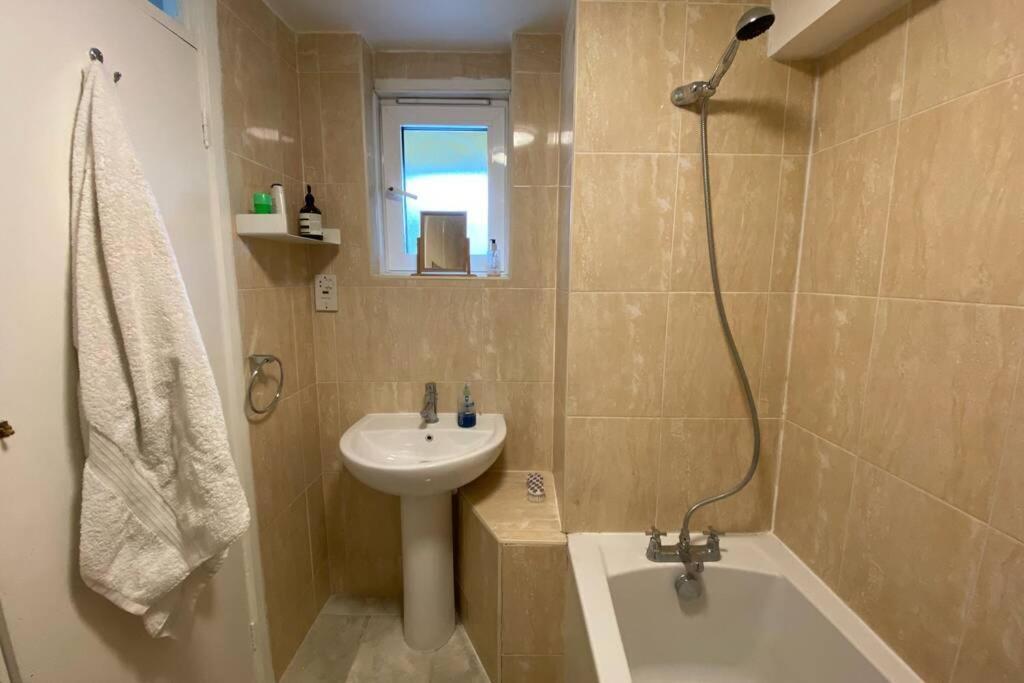 Two Bedroom Garden Flat In Zone 2 Londres Exterior foto